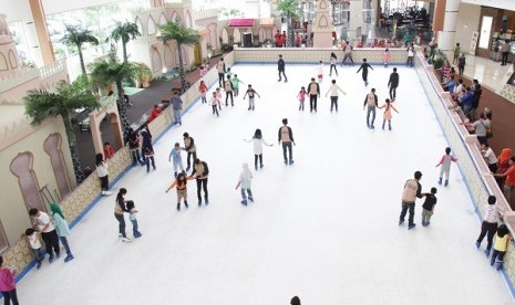 Berseluncur di atas balok es, Summarecon Mal Bekasi