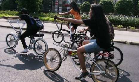 Bersepeda dengan 'Lowrider'.