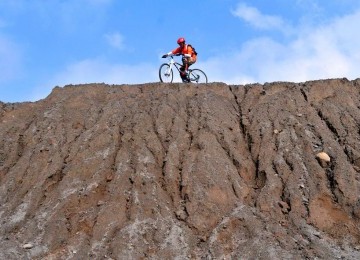 BERSEPEDA DI KALI GENDOL. Anggota Journalist MTB yang menjadi peserta Tour de Merapi Garuda Indonesia melaju di atas material lahar dingin yang menutupi Sungai Gendol, Cangkringan, Yogyakarta, Sabtu (23/4). Sungai Gendol yang tertutup material vulkanik aki