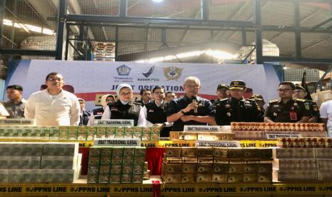 Bersinergi dengan Badan POM RI, Bea Cukai Soekarno-Hatta gagalkan ekspor obat tradisional tanpa izin edar senilai Rp 4,1 miliar. Obat-obatan tradisional tersebut tidak memiliki izin edar dan telah masuk ke dalam public warning Badan POM RI.