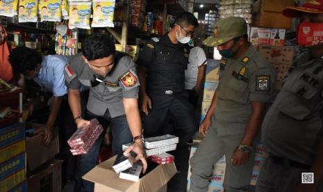  Bersinergi dengan instansi penegak hukum lainnya, Bea Cukai Kudus dan Bea Cukai Pekanbaru berhasil mengamankan ratusan ribu batang rokok ilegal di Jepara, Jateng dan Pekanbaru, Riau. Bersinergi dengan SUBDENPOM Pati, Bea Cukai Kudus berhasil melakukan penindakan terhadap 2 bangunan/rumah yang digunakan sebagai tempat mengemas dan menimbun rokok ilegal. Penindakan dilakukan di Jepara, pada Jumat (20/8).