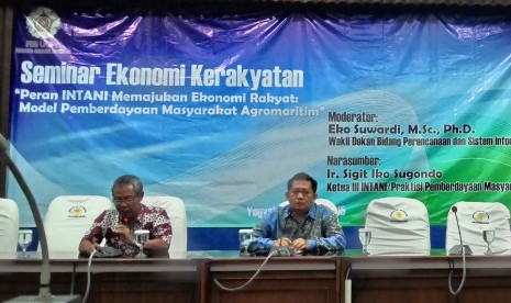   Bertempat di Auditorium BRI, lantai 3 Universitas Gajah Mada, Yogyakarta Jum'at (8/5) diadakan Seminar Ekonomi Kerakyatan dengan tema 