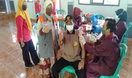 Bertempat di Balai Desa Cipatujah, Sabtu (10/7) warga begitu antusias mengikuti kegiatan vaksinasi Covid-19.