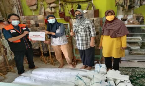 Bertempat di basecamp Eco.J, Rumah Zakat melalui Indra Suryanto selaku relawan menyalurkan bantuan modal kepada Badan Usaha Milik Masyarakat (BUMMAs) ECO.J pada Rabu (15/9). Menurut Mbak Yanti, salah satu penggerak ECO.J, bantuan tersebut akan diwujudkan beberapa jenis kain seperti Primisima, Katun Sutra dan juga rayon.