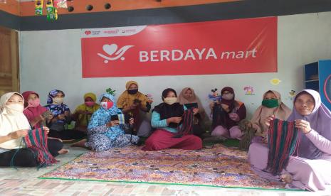 Bertempat di Berdaya Mart, Anggota Badan Usaha Milik Masyarakat (BUMMas) Baraya Sejahtera diberikan bekal keterampilan membuat tas anyam berbahan tali kur pada pertemuan rutin anggota yang dilaksanakan pada Ahad (18/10).