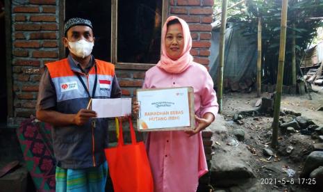 Bertempat di Desa Berdaya Kopang Rembiga, Relawan Rumah Zakat (Badri) berhasil menyalurkan program Ramadhan Bebas Hutang (RBH) kepada warga, Sabtu (08/4). Salah seorang penerima manfaat ialah Martina yang hidup bertiga dengan 2 orang anak setelah suaminya meninggal 1 tahun yang lalu karena menderita kaker kelenjar getah bening.