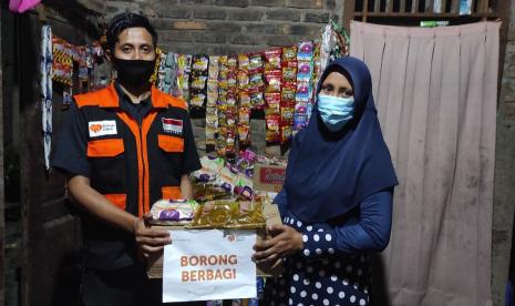 Bertempat di Desa Negeri Sakti, Kecamatan Gedung Tataan Kabupaten Pesawaran, relawan Rumah Zakat memborong sembako di warung usaha kecil lalu membagikan kepada yang berhak menerimanya.