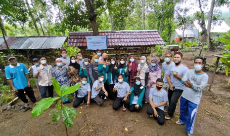 Bertempat di dusun Rangsot, Sigar Penjalin, Lombok Utara, YBM PLN melaksanakan kegiatan Muzaki Visit. Di kegiatan tersebut para Muzaki diajak mengunjungi program Desa Cahaya YBM PLN untuk melihat dan berinteraksi langsung dalam kegiatan masyarakat di sana selama dua hari (12-13 Februari 2022).