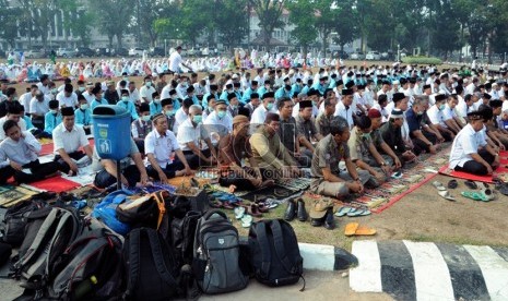  Ratusan warga bersama pegawai negeri sipil (PNS) dan pelajar melaksanakan shalat istisqa