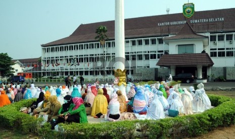  Ratusan warga bersama pegawai negeri sipil (PNS) dan pelajar melaksanakan shalat istisqa (shalat minta hujan) di halaman kantor Gubernur Sumatera Selatan (Sumsel) di Jalan Kapten A Rivai, Selasa (15/9).   (Republika/Maspril Aries)