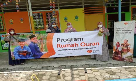 Bertempat di halaman PAUD TPQ Al Qolam, berlangsung kegiatan pembagian suplemen berupa madu dan jahe merah kepada guru Al Quran, Ahad (20/6).