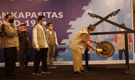 Bertempat di Hotel Pangeran Pekanbaru, kegiatan ini dibuka dan dihadiri secara langsung oleh Gubernur Provinsi Riau Drs. H. Syamsuar M.Si., Ketua Sub-bidang Pelatihan BKR Satgas COVID-19 Prasetyo Nurhardjanto, Analis Kebijakan Ahli Muda Direktorat Kesiapsiagaan BNPB Hadi Sutrisno, S.Sos., Sekretaris Satgas Covid-19 Provinsi Riau Jenri Salmon Ginting, AP MSi, Kepala BPBD Provinsi Riau, Kepala BPBD Kota Pekanbaru, Kepala BPBD Kabupaten Kampar, Perwakilan Kepala Kepolisian Daerah Riau, Perwakilan Komando Resor Militer 031 Wira Bima, Kepala Kepolisian Resor Kota Pekanbaru dan undangan lainnya (13/7).