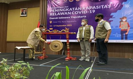 Bertempat di Hotel The Alana Yogyakarta, kegiatan ini dibuka dan dihadiri secara langsung oleh Asisten Pemberdayaan Sumber Daya Masyarakat Daerah Istimewa Yogyakarta Ir. Aris Riyanto, M.Si, Ketua Sub-bidang Logistik BKR Satgas Covid-19 Yono Reksoprodjo, Deputi 2 Bidang Pencegahan BNPB Prasinta Dewi, Plt Direktur Kesiapsiagaan BNPB Pangarso Suryotomo, Kepala Pelaksana BPBD DIY, Setda Kabupten Gunung Kidul, Perwakilan Kepala Kepolisian DIY, dan Perwakilan Orgarnisasi Kemasyarakatan Mitra Kebencanaan DIY (13/7).