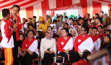 Bertempat di Lapangan Gedung Daerah, Kota Pekanbaru, Riau, pagi ini Presiden dan Ibu Negara, Iriana Joko Widodo, menghadiri Acara Puncak Hari Anak Nasional (HAN) 2017.   Turut hadir dalam acara ini Ibu Wapres RI, Mufidah Jusuf Kalla; Menteri Koordinator bidang Pembangunan Manusia dan Kebudayaan,  Puan Maharani