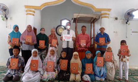 Bertempat di masjid Al Musyawarah Desa Binuanga, KecamatanBolangitang Timur, Kabupaten Bolaang Mongondow Utara, Rumah Zakat menyalurkan bantuan Alquran hasil donasi dari platform penggalangan dana kitabisa untuk Taman Pengajian Anak dan UmumMasjid Al Musyawarah, Sabtu (13/11).