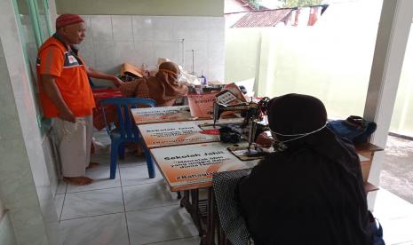 Bertempat di masjid Nur Sholeh Sangkrah, sekolah jahit binaan Rumah Zakat bisa terlaksana danrutin dilaksanakan setiap dua pekan sekali.Dalam kegiatan tersebut, Wardi Yanto yang merupakan bendahara masjid bertindak sebagai mentor.