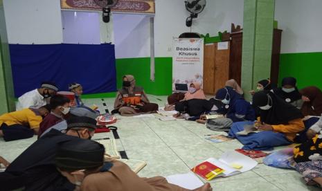 Bertempat di Masjid Nurul Dholam Pademangan Timur Jakarta Utara, Anak-anak juara binaan Rumah Zakat hadir untuk melakukan aktifitas pembinaan secara offline, Ahad (13/6).