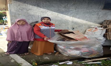 Bertempat di rumah Euis Maryam, seperti biasanya hari Minggu (31/1) merupakan jadwal pengumpulan sampah ke Bank Sampah Melati oleh ibu-ibu RT 1 RW 5 Desa Berdaya Bumiroso, Kabupaten Wonosobo Jawa Tengah. Bank sampah yang dirikan sejak 11 Oktober 2019 dan beranggotakan 44 kk hingga kini masih terus berbenah.