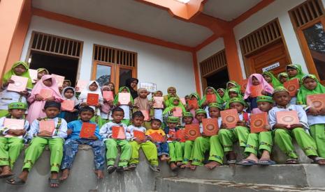 Bertempat di rumah Quran Rahmatan Lil Alamin, Rumah Zakat menyalurkan bantuan Al-Quran untuk para santri rumah quran yang teletak di jalan Sungai Pisang, Kelurahan Teluk Kabung Tengah, Kecamatan Bungus Teluk Kabung, kota Padang pada Senin (20/12/21).