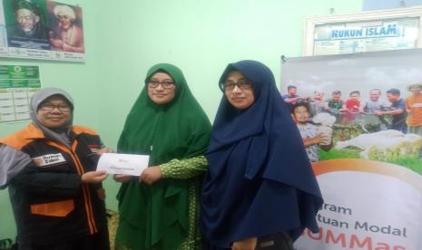  Bertempat di rumah Relawan Rumah Zakat Desa Berdaya Butuh, dilaksanakan penyaluran program ekonomi BUMMas yaitu pemberian modal usaha kepada BUMMas KWT Mandiri Asri binaan Rumah Zakat, Rabu (22/6/2022). 