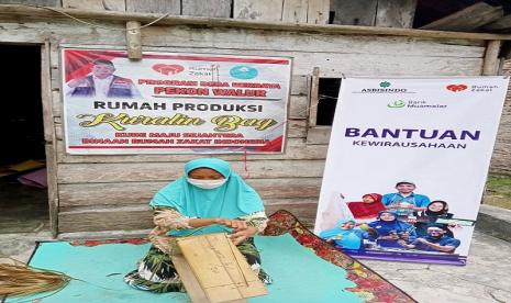 Bertempat di rumah salah seorang Penerima Manfaat Desa Berdaya Walur yang tergabung dalam BUMMas Kube Maju Sejahtera, Relawan Rumah Zakat melakukan monitoring produksi dan melihat kondisi terkini yang dialami Penerima Manfaat pada Selasa (13/7).