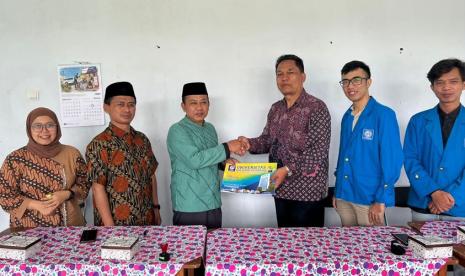 Bertempat di Yayasan Pesantren Al-Khoeriyah Bantar, Tasikmalaya, Azmi, Sahidt dan Andi menghibahkan aplikasi Sistem Informasi Pondok Pesantren Al-Khoeriyah dengan nama Sisfon, pada Rabu (19/10/2022). 