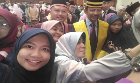 Bertemu dengan Sultan Hassanal Bolkiah ketika mengikuti program student exchange di Brunei. Program yang dibuat oleh Fakultas Tarbiyah dan Keguruan UIN Sultan Maulana Hasanudin Banten.