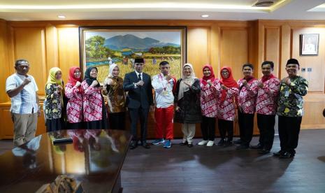 Bertemu Pj Gubernur Kepulauan Bangka Belitung  Suganda di ruang kerja Gubernur Babel, Jumat (05/05/2023) Melati Erzaldi kenalkan Alfian, Atlet Special Olympics Cabang Olahraga Renang kelahiran Pangkalpinang yang akan membawa nama Indonesia di ajang renang Internasional di Berlin Jerman pada 10 Juni 2023.