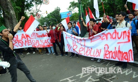 Bertepatan dengan Hari pendidikan Nasional (Hardiknas) puluhan mahasiswa melakukan aksi unjuk rasa (ilustrasi)