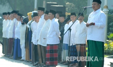 Bertepatan dengan Hari Santri Nasional (HSN), Wakil Gubernur Jawa Barat Uu Ruzhanul Ulum bersama Aparatur Sipil Negara (ASN) Provinsi Jawa Barat berdinas dengan memakai busana muslim lengkap dengan sarung, di Gedung Sate, Kota Bandung, Senin (22/10).