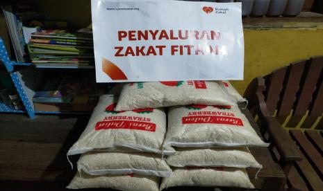  Bertepatan dengan malam terakhir Ramadhan, Relawan Inspirasi Rumah Zakat membagikan zakat fitrah kepada 68 orang masyarakat kurang mampu, janda, duda, guru ngaji dan yatim/piatu di Desa Berdaya Batu, Kecamatan Karangtengah, Kabupaten Demak. 