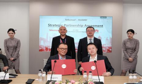 Bertepatan dengan pelaksanaan Mobile World Congress (MWC) 2024 Barcelona, Senin (26/2), Telkomsel dan Huawei menandatangani dua Strategic Partnership Agreement (SPA) yang berfokus pada Home Broadband and 5G Innovation untuk mengeksplorasi pemanfaatan teknologi terkini, serta Talent Development untuk peningkatan kapabilitas keberlanjutan yang mengedepankan prinsip ESG. Kolaborasi antara kedua belah pihak dalam kedua SPA tersebut diharapkan dapat menghadirkan konektivitas, solusi, dan layanan inovatif yang membuka lebih banyak peluang bagi setiap individu, rumah, dan bisnis di Indonesia.