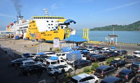 Pergerakan kendaraan dan penumpang di penyeberangan utama Merak-Bakauheni dan Ketapang-Gilimanuk.