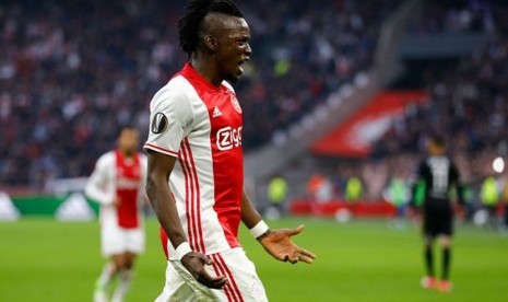 Bertrand Traore merayakan golnya untuk Ajax.