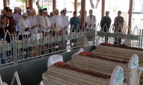 Berziarah ke Makam Sunan Gresik di Jawa Timur.