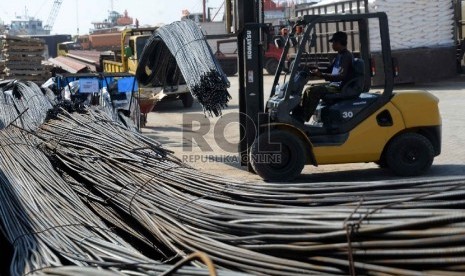 Besi dan Baja Prioritas Industri di Indonesia: Pekerja melakukan bongkar muat besi baja di Pelabuhan Sunda Kelapa, Jakarta, Kamis (28/5).