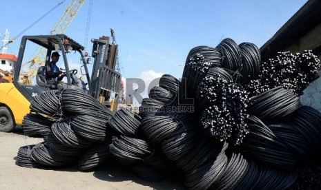 Besi dan Baja Prioritas Industri di Indonesia: Pekerja melakukan bongkar muat besi baja di Pelabuhan Sunda Kelapa, Jakarta, Kamis (28/5).