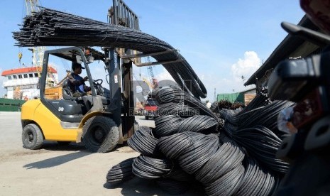 Besi dan Baja Prioritas Industri di Indonesia: Pekerja melakukan bongkar muat besi baja di Pelabuhan Sunda Kelapa, Jakarta, Kamis (28/5).