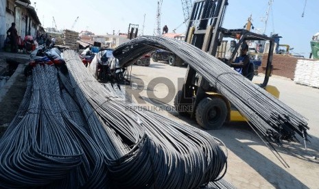 Besi dan Baja Prioritas Industri di Indonesia: Pekerja melakukan bongkar muat besi baja di Pelabuhan Sunda Kelapa, Jakarta, Kamis (28/5).