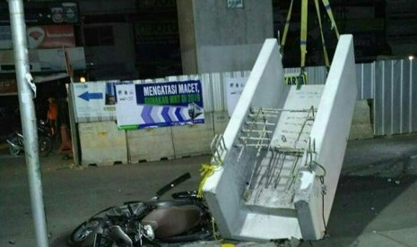 Beton proyek MRT di Jalan Wijaya, Panglima Polim yang jatuh menimpa pengendara motor, Jumat (3/11)