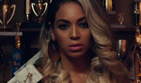 Beyonce dalam video klip Preety Hurts