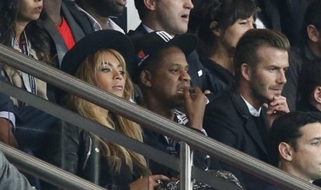 Beyonce (kiri), Jay-Z, dan David Beckham menyaksikan laga PSG vs Barcelona di Parc des Princes, beberapa waktu lalu. 