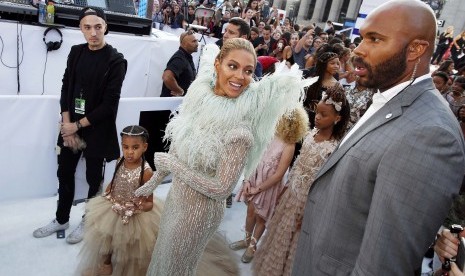 Beyonce menggandeng Blue Ivy di MTV Video Music Awards, Senin (29/8).