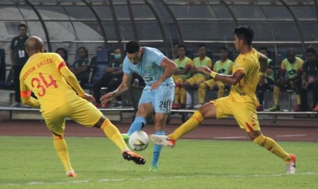 Bhayangkara FC (kuning) vs Persela Lamongan.