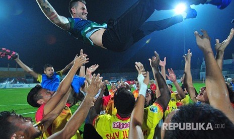 Bhayangkara FC melakukan selebrasi dengan menjunjung pelatih mereka, Simon Mc Menemy (atas) usai mengalahkan Madura United dengan skor 1-3 dalam laga Gojek Traveloka Liga 1 di Stadion Gelora Bangkalan (SGB) Bangkalan, Jawa Timur, Rabu (8/11). 