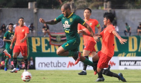 Bhayangkara FC vs Persebaya di Stadion Gelora Bangkalan, Rabu (12/2).