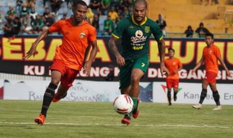 Bhayangkara FC vs Persebaya di Stadion Gelora Bangkalan, Rabu (12/2).