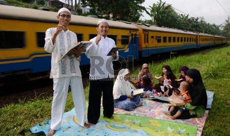 Bhayu Subrata (kiri) bersama Pratama Widodo (kanan) berfoto bersama saat Republika menyambangi kediamannya di Kampung Pasir Muncang, Purwokerto, Jawa Tengah, Sabtu (4/4). 