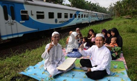 Bhayu Subrata (kiri) bersama Pratama Widodo (kanan) berfoto bersama saat Republika menyambangi kediamannya di Kampung Pasir Muncang, Purwokerto, Jawa Tengah, Sabtu (4/4). 