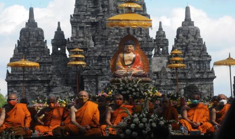 Bhikkhu bersembah yang pada Perayaan Waisak (ilustrasi). Polda Jawa Tengah menyiagakan ribuan polisi untuk mengamankan rangkaian perayaan Hari Raya Waisak yang digelar di sejumlah daerah di provinsi tersebut.